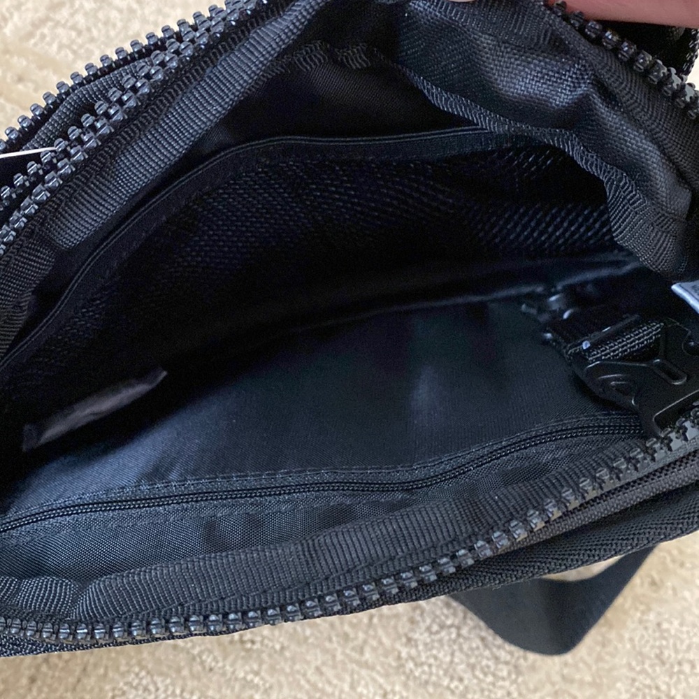 Adidas Amplifier Crossbody black/white - NWT - waist fanny bum bag - Picture 3 of 8